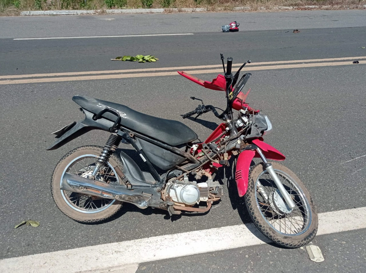 Motocicleta que a vítima conduzia na BR 343 em Buriti dos Lopes