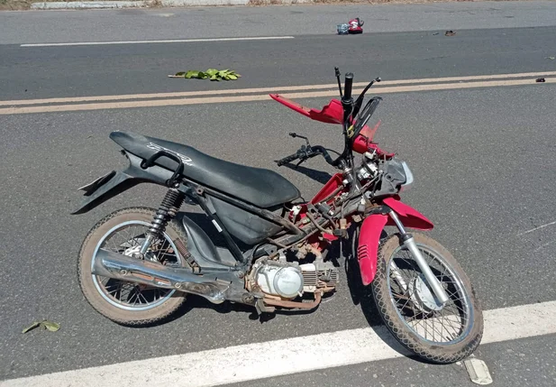 Motocicleta que a vítima conduzia na BR 343 em Buriti dos Lopes