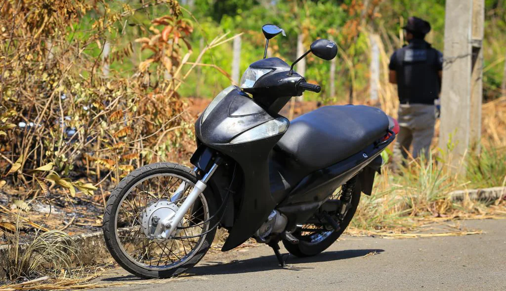 Motocicleta que estava com a vítima