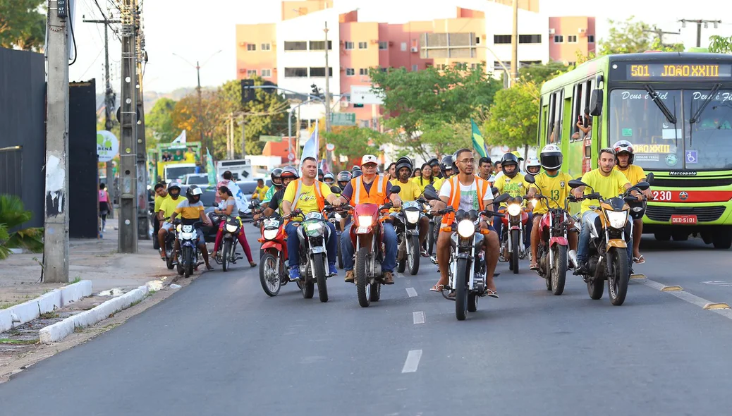 Motociclistas na carreata