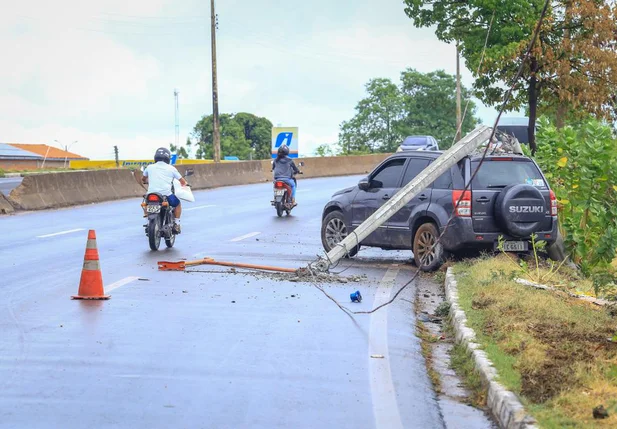 Motorista colide em motociclista e derruba poste na BR 316 em Teresina