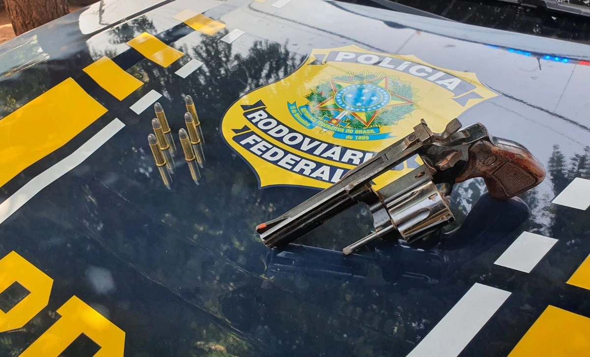 Motorista é preso com arma e munições na BR 135 em Corrente