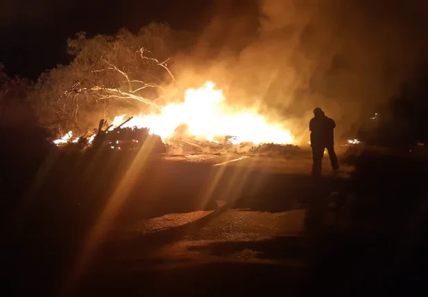 Motoristas morrem carbonizados em colisão entre caminhões no Piauí