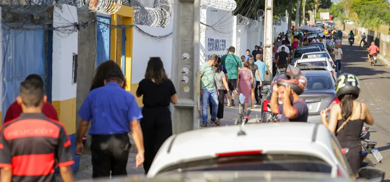 Movimentação no CETI Professor Pires De Castro, no Dirceu 2
