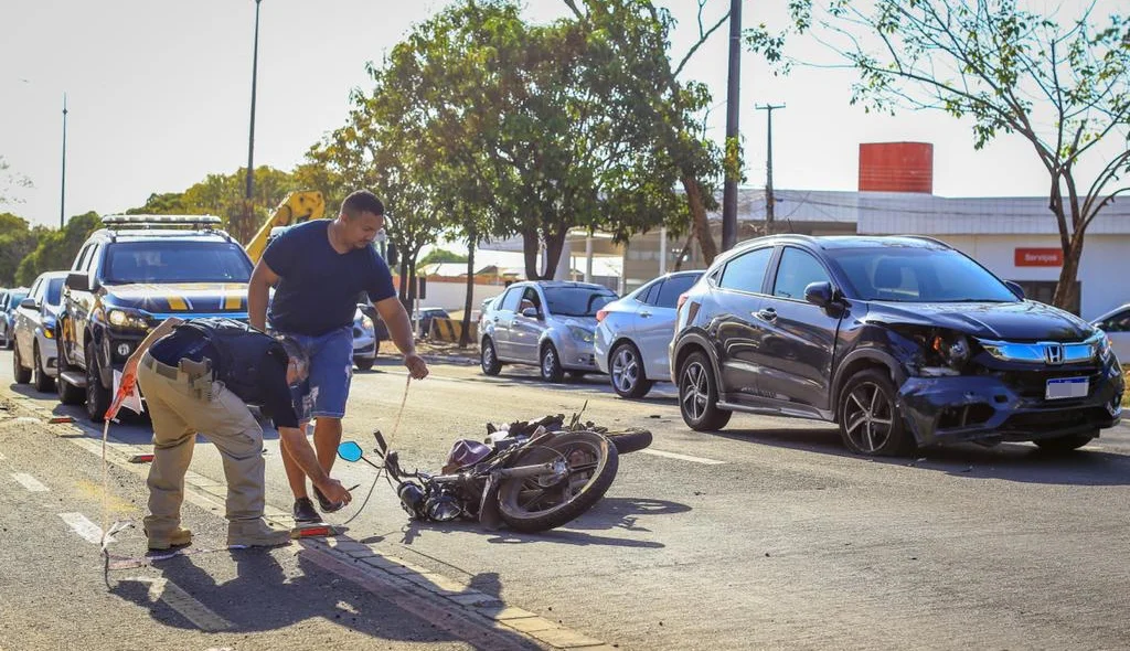 Mulher fica ferida após colisão entre carro e moto na Avenida João XXIII