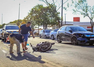 Mulher fica ferida após colisão entre carro e moto na Avenida João XXIII