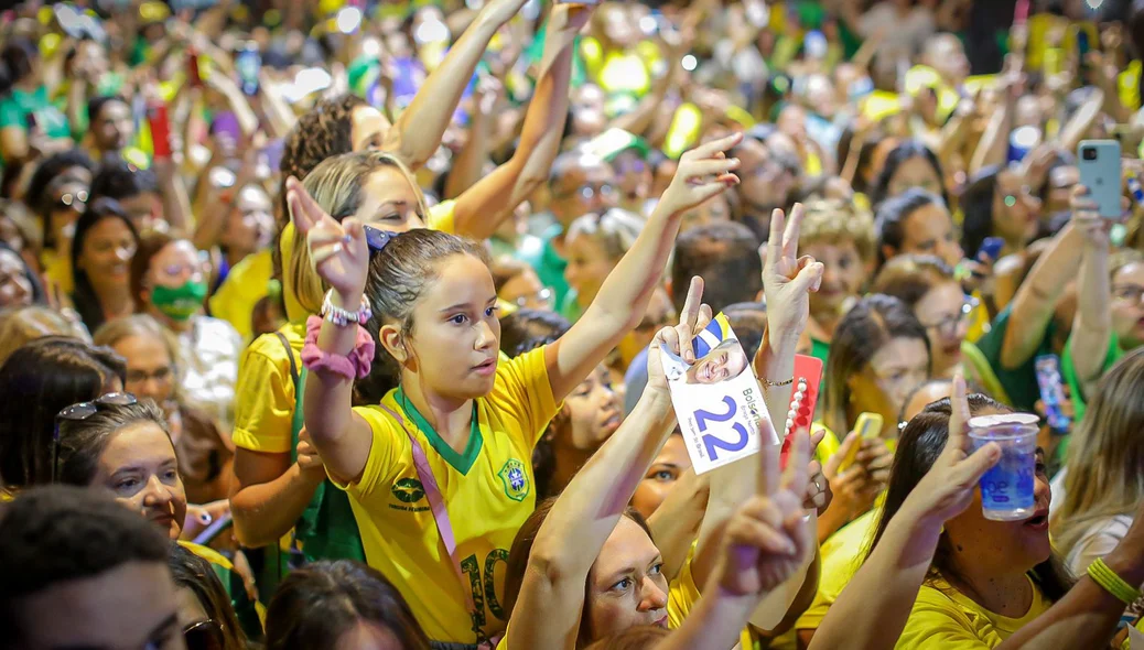 Mulheres com Bolsonaro reúne várias pessoas em Teresina