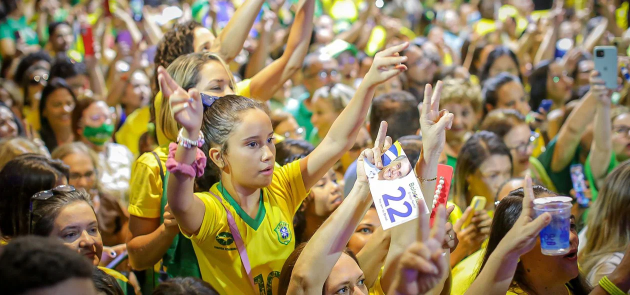 Mulheres com Bolsonaro reúne várias pessoas em Teresina