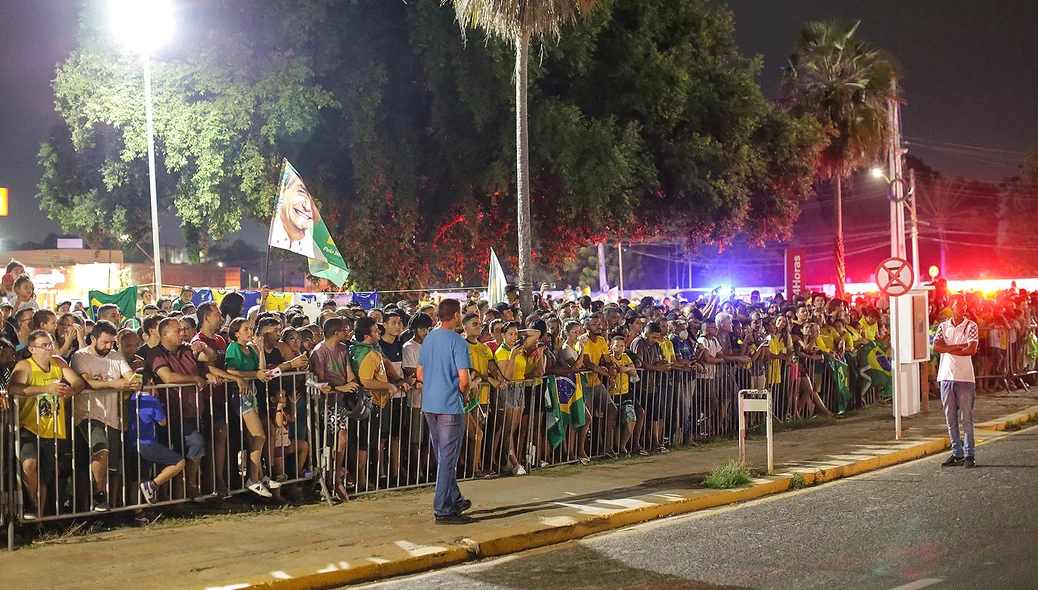 Multidão na chegada do Presidente