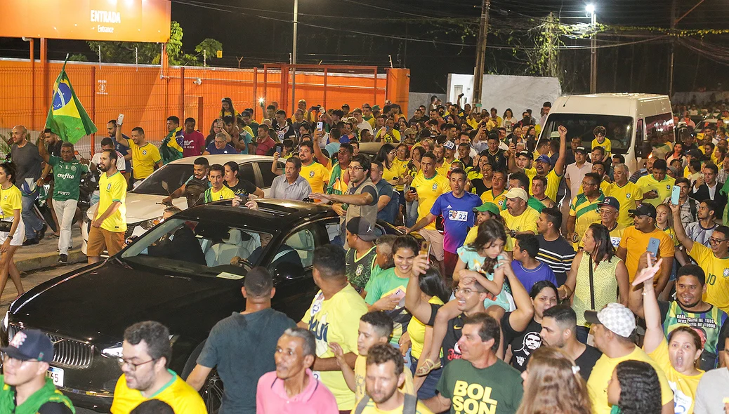 Multidão no aeroporto de Teresina