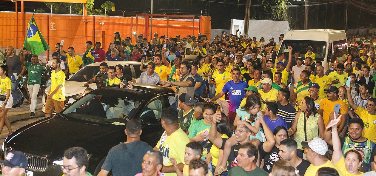Multidão no aeroporto de Teresina