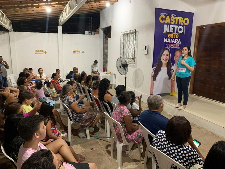 Naiara Moraes em dialogo com a população durante campanha das eleições 2022
