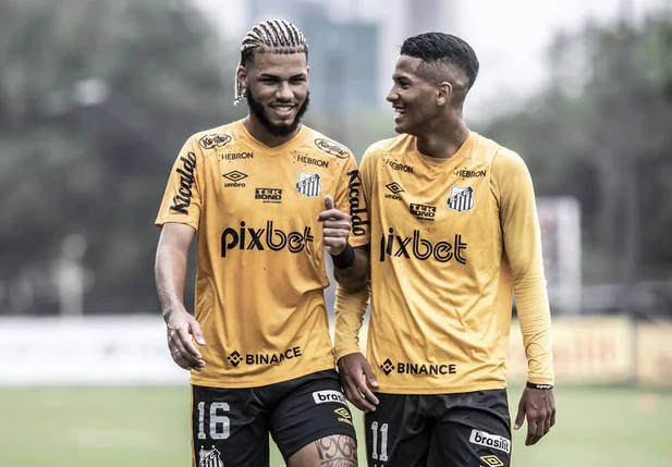 Nathan e Ângelo treinam no CT Rei Pelé na sexta, dia 14