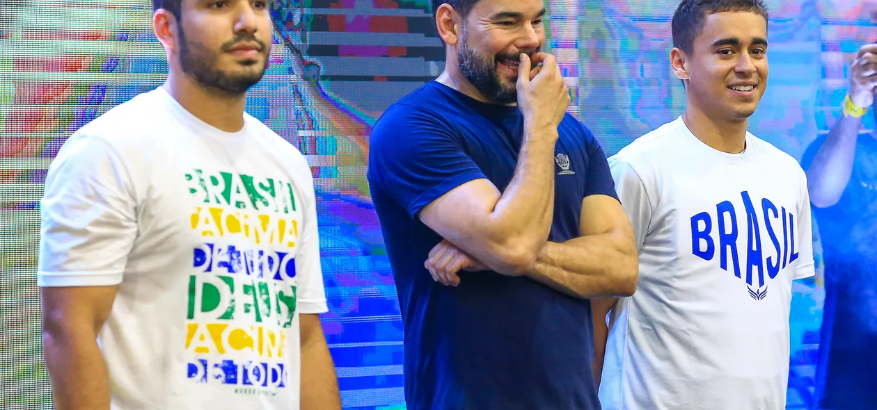 Deputados André Fernandes e Nikolas Ferreira em evento religioso "Juventude pelo Brasil"