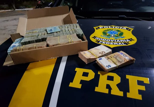 No Ceará, policiais rodoviários federais apreenderam cerca de R$ 315 mil, sendo R$ 261 mil em moeda nacional e 10 mil euros