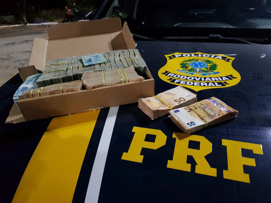 No Ceará, policiais rodoviários federais apreenderam cerca de R$ 315 mil, sendo R$ 261 mil em moeda nacional e 10 mil euros