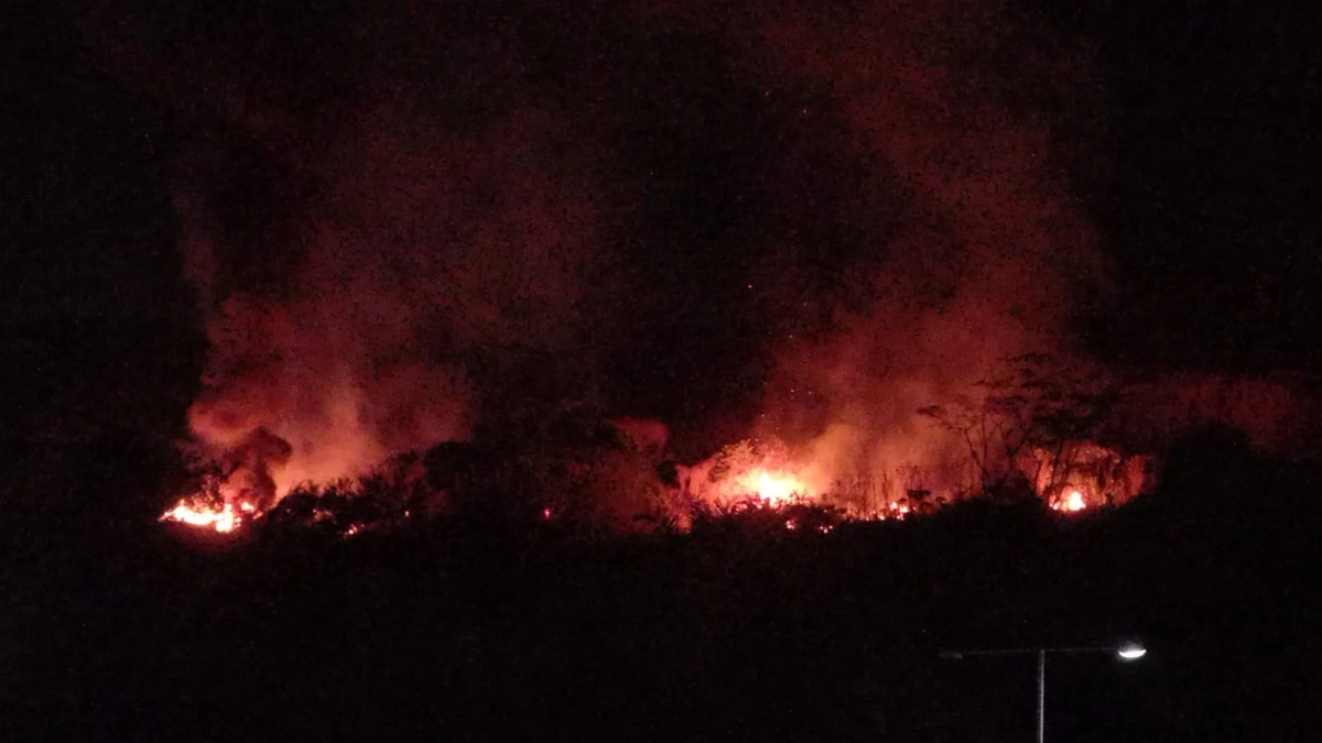 O fogo tem assustado os moradores do bairro Uruguai