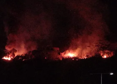 O fogo tem assustado os moradores do bairro Uruguai