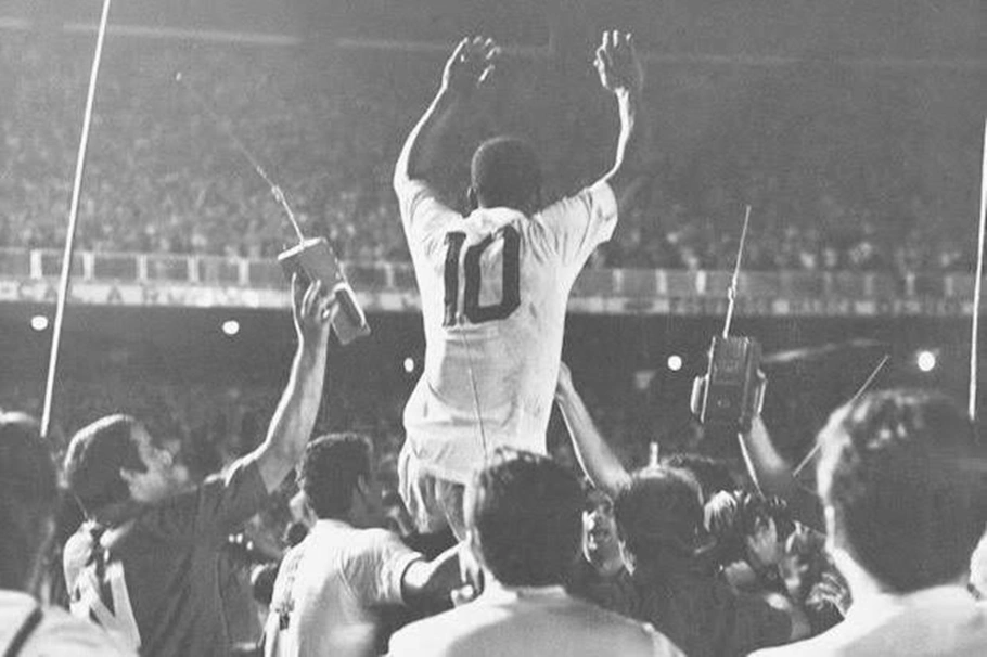 O milésio gol de Pelé, com a camisa do Santos, contra o Vasco