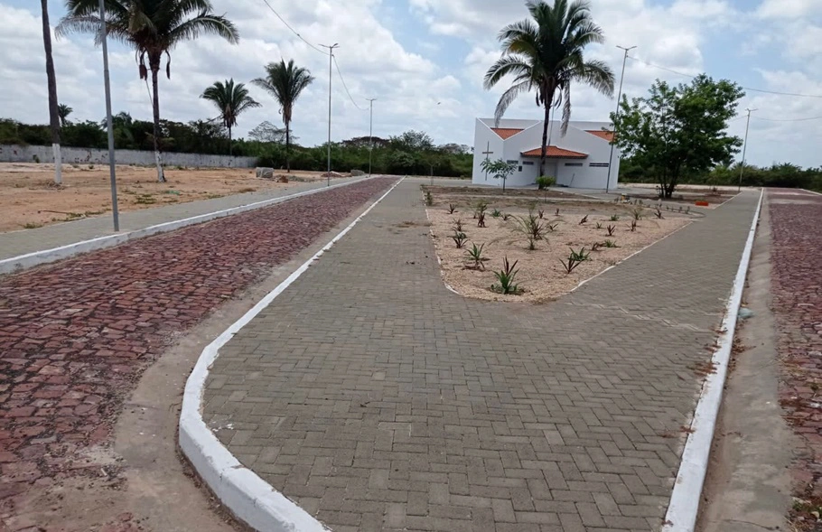 O novo cemitério conta com banheiros de uso geral e de acessibilidade, com salas para preparação e velório e uma ampla cape