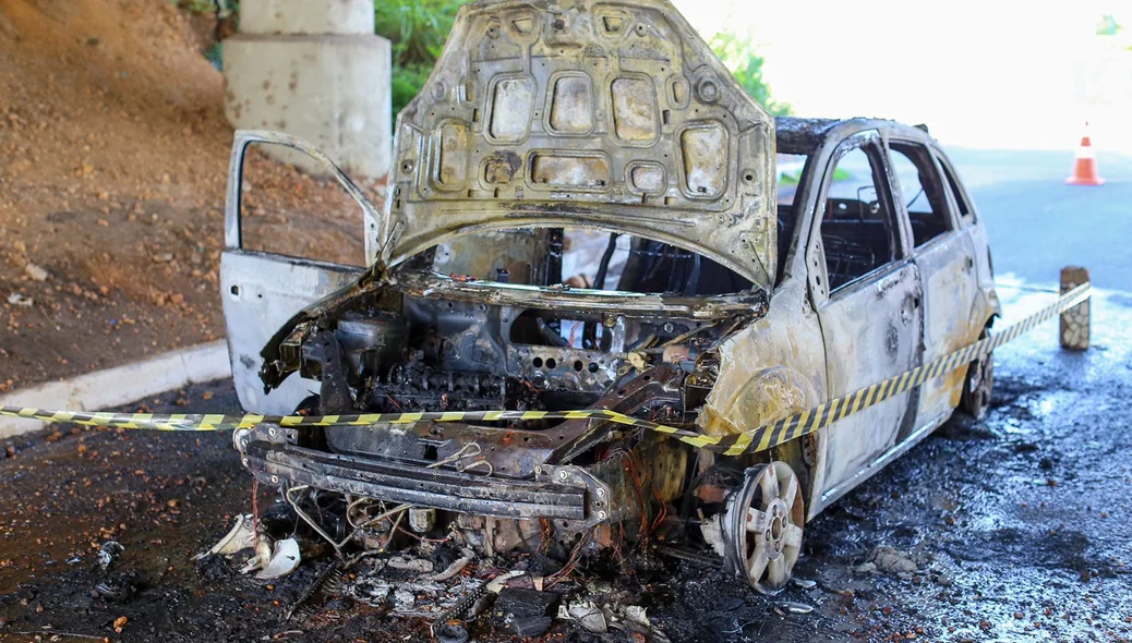 O veículo ficou completamente destruído