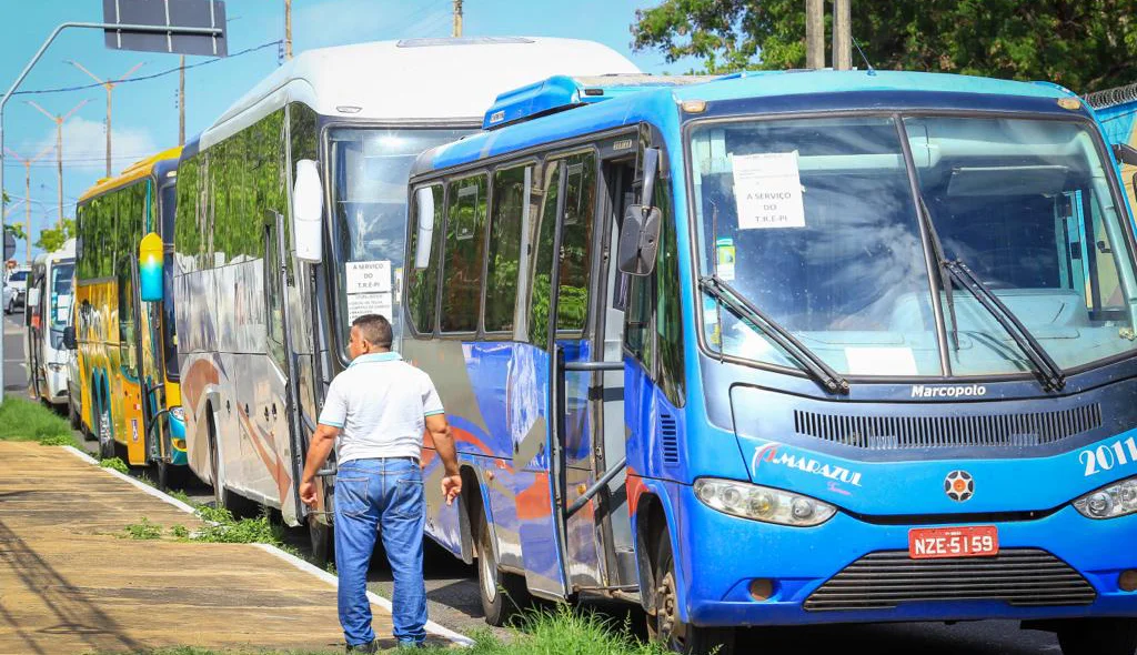 Ônibus para o deslocamento dos militares