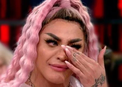 Pabllo Vittar cai do palco durante show em Manaus