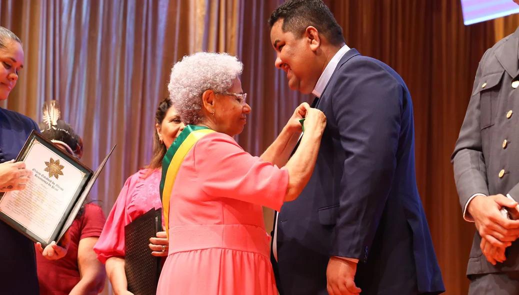 Padre Neto recebe homenagem de Regina Sousa