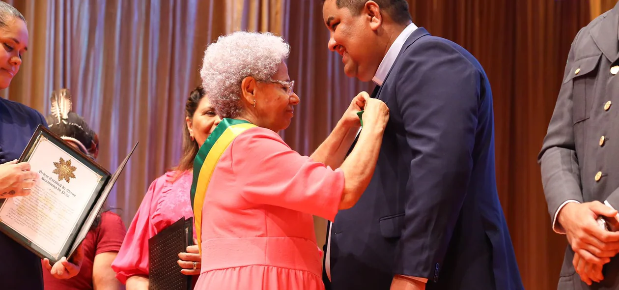 Padre Neto recebe homenagem de Regina Sousa