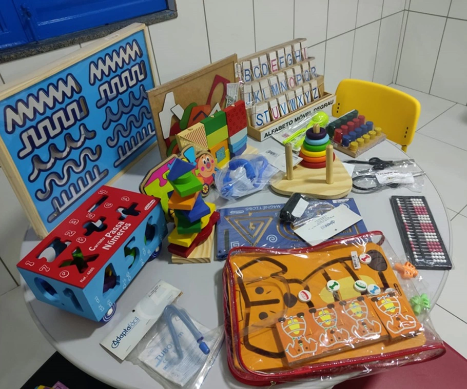 Para isso dispõe de computador, tablet, jogos e recursos pedagógicos voltados ao público alvo