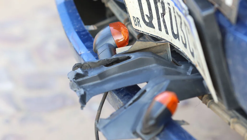 Parte  dianteira do carro colidiu com a motocicleta