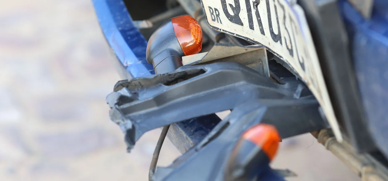 Parte  dianteira do carro colidiu com a motocicleta
