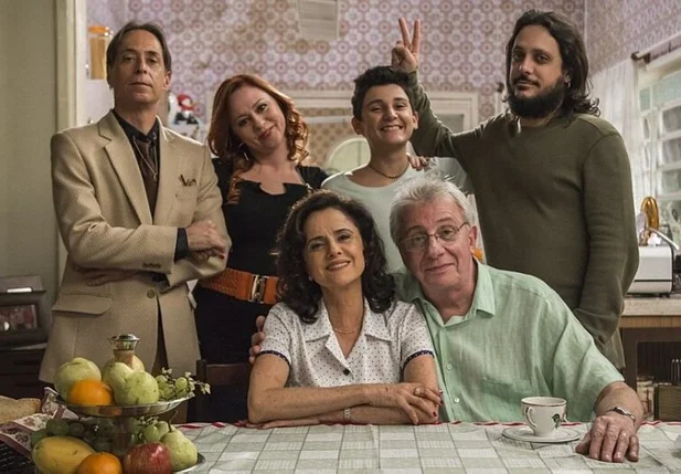 Pedro Cardoso, Guta Stresser, Vinícius Moreno e Lúcio Mauro Filho, com Marieta Severo e Marco Nanini, nos bastidores de 'A Grande Família'