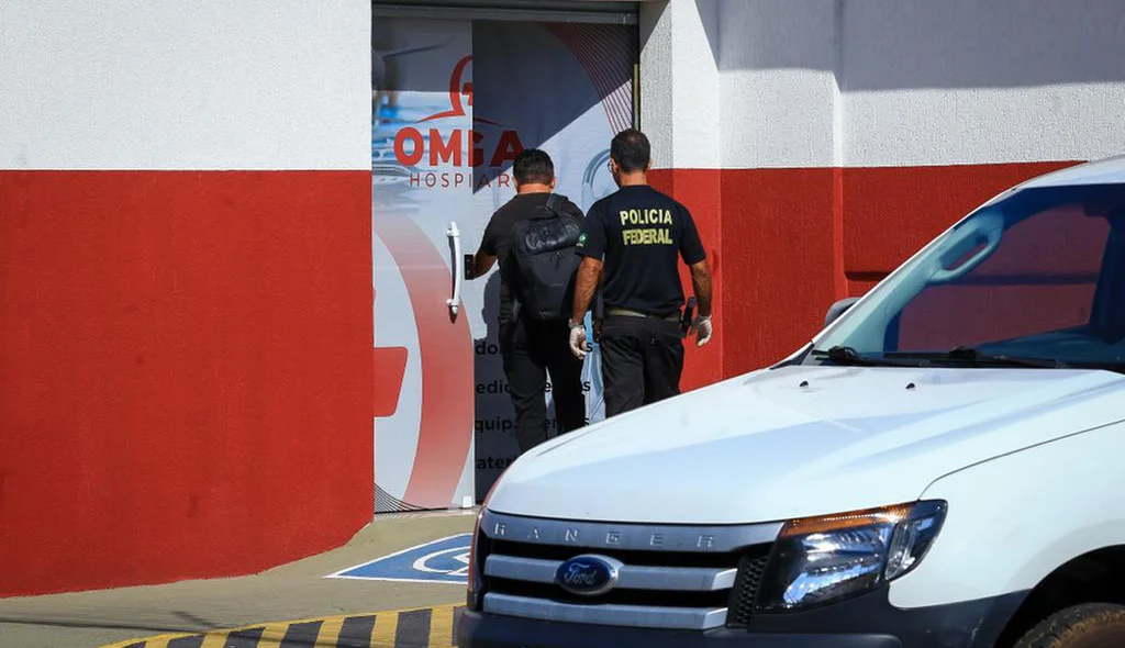 Policiais federais cumprindo mandados