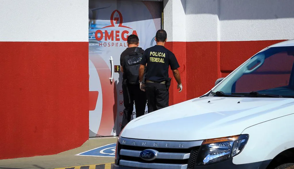 Policiais federais na empresa Ômega Hospitalar