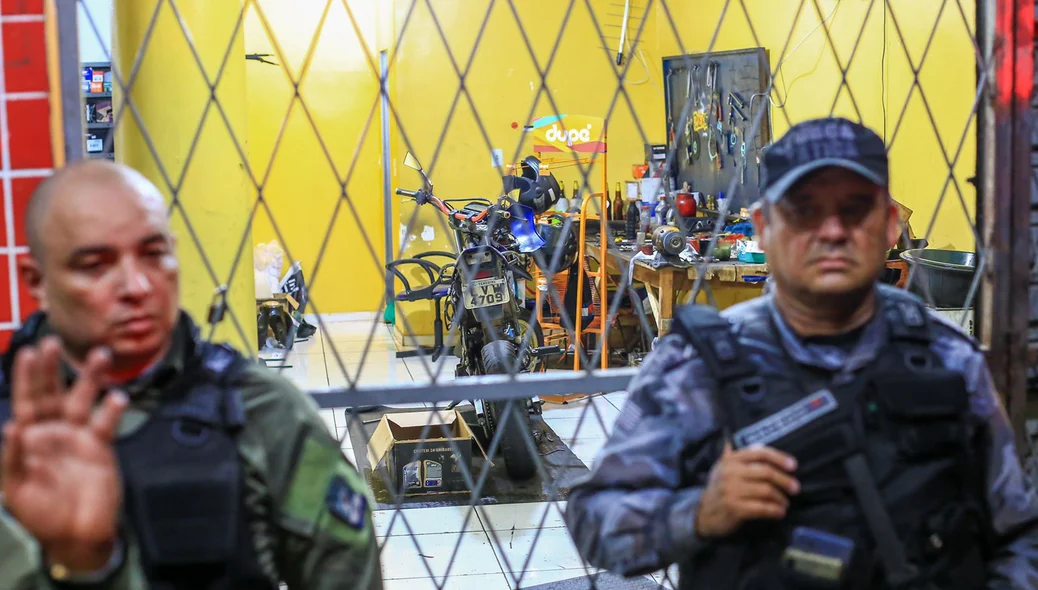 Policiais no local