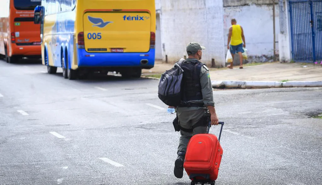 Policial Militar se deslocando para reforçar segurança