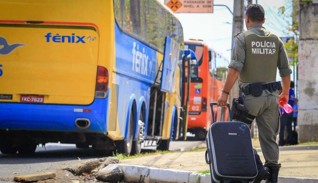 Policial Militar se deslocando para reforçar segurança