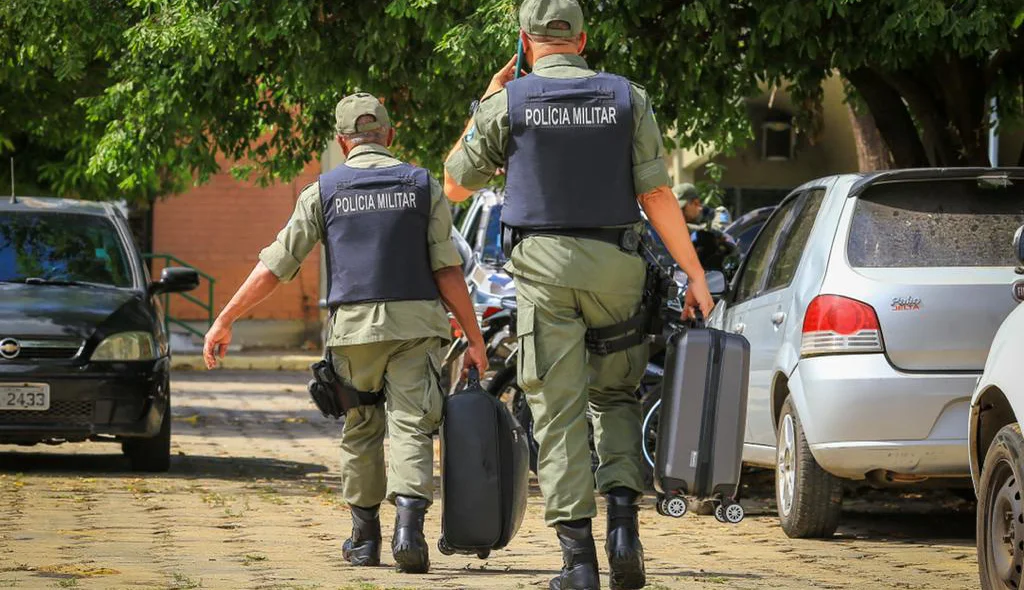 Policial Militar se deslocando para reforçar segurança