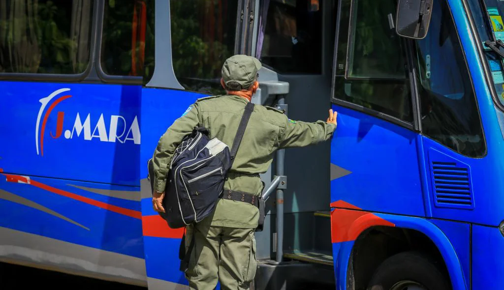 Policial Militar se deslocando para reforçar segurança