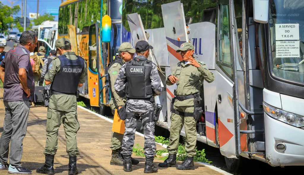 Policial Militar se deslocando para reforçar segurança