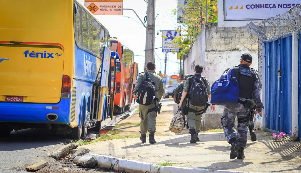 Policial Militar se deslocando para reforçar segurança