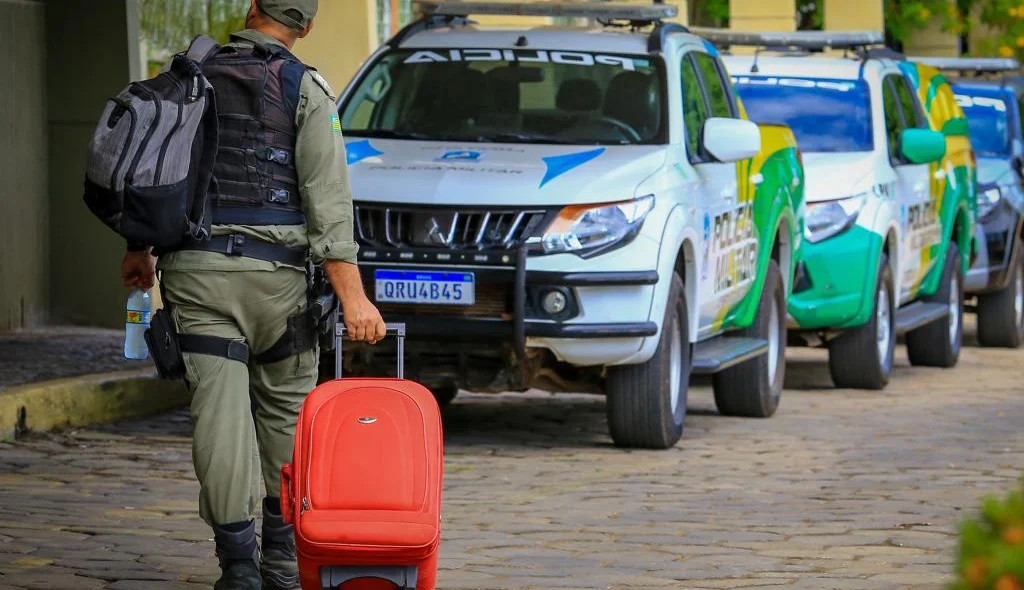 Policial Militar se deslocando para reforçar segurança