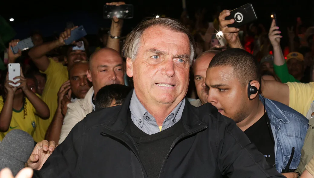 Presidente Bolsonaro sendo escoltado