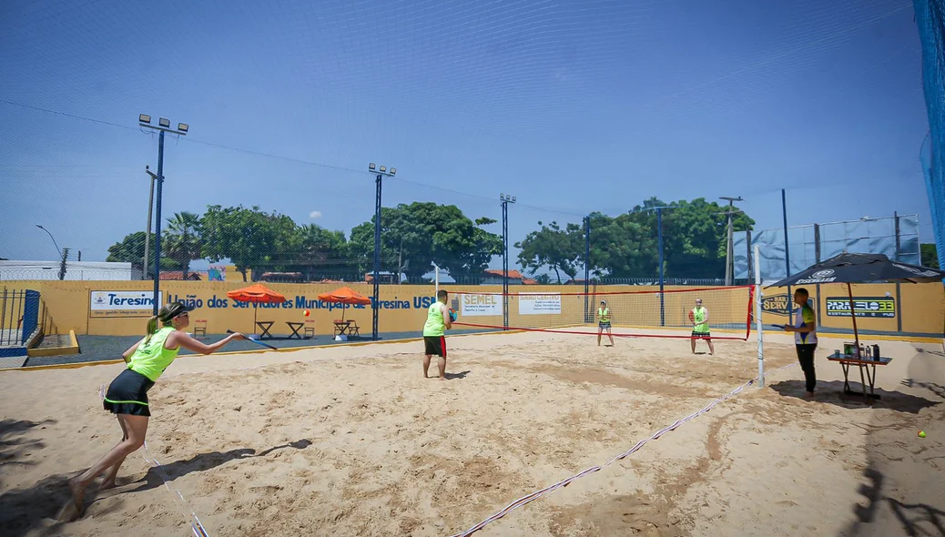 Quadra de  beach tennis para servidores