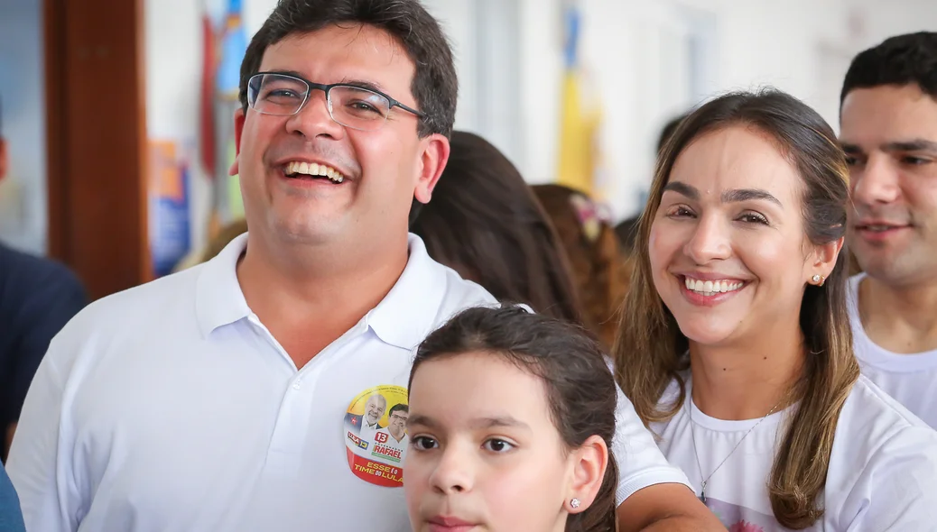 Rafael Fonteles com a esposa e filha