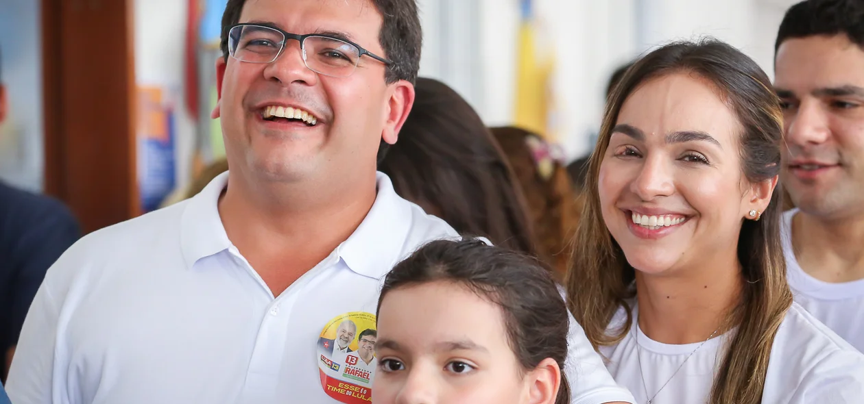 Rafael Fonteles com a esposa e filha