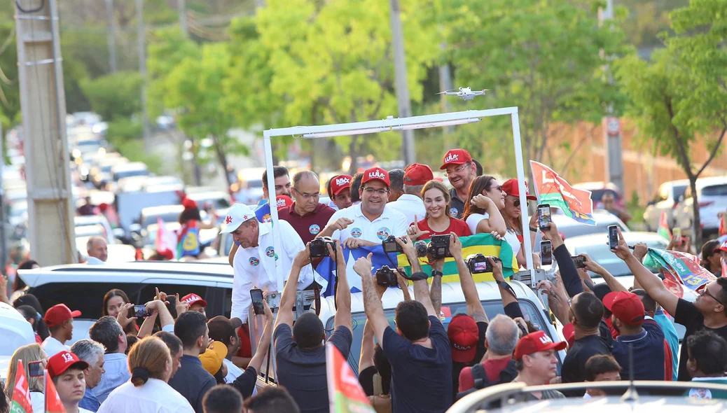 Rafael Fonteles e apoiadores em carreata na zona sul de Teresina