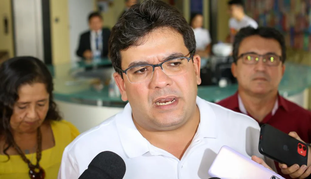 Rafael Fonteles falou com jornalistas antes de reunião