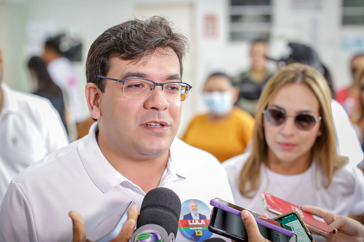 Rafael Fonteles vota em Teresina